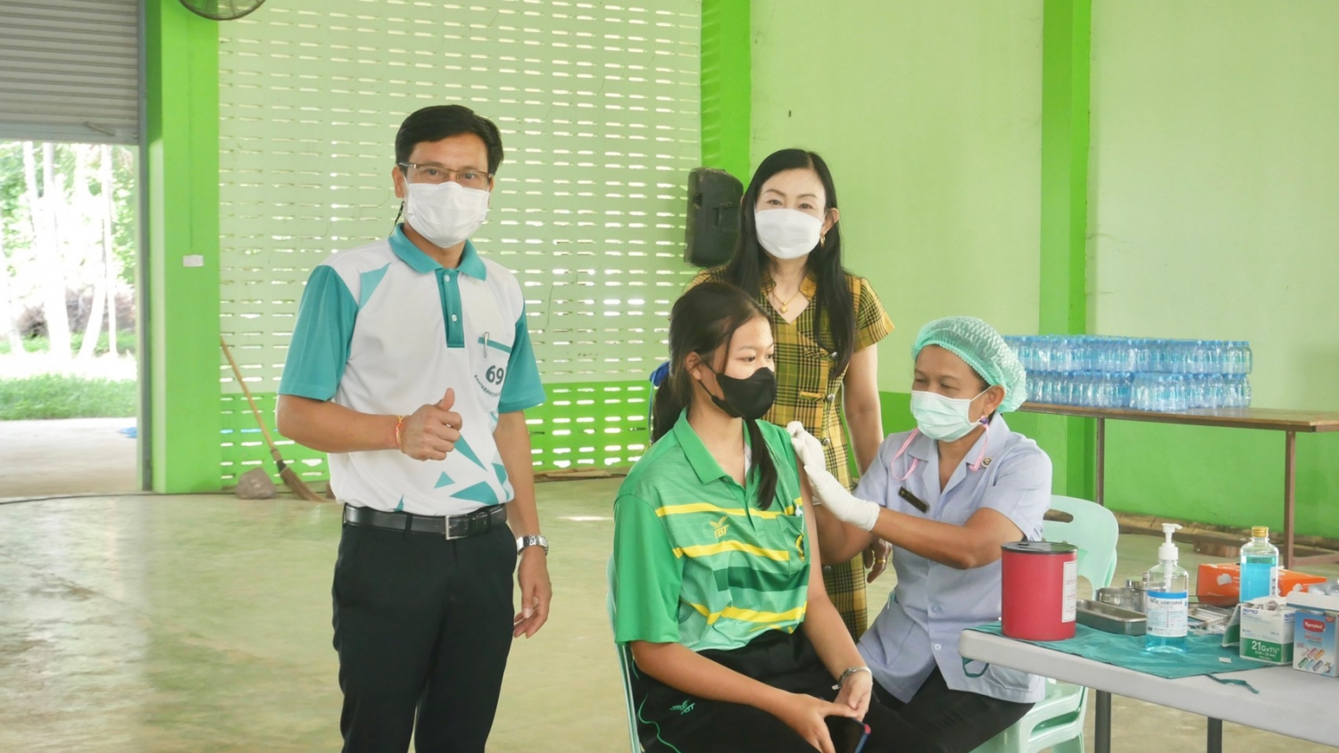 การเข้ารับวัคซีนไฟเซอร์ เข็มกระตุ้นเป็นเข็มที่ 3 ให้กับนักเรียนชั้นมัธยมศึกษาปีที่ 1-6 